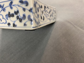 Une bo&icirc;te couverte de forme rectangulaire en porcelaine Shoki-Imari en bleu et blanc, Japon, Edo
